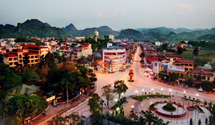 Sơn La là tỉnh miền núi nằm ở vùng Tây Bắc Bộ, Việt Nam, nằm trong khu vực kinh tế trọng điểm phía Bắc. 
